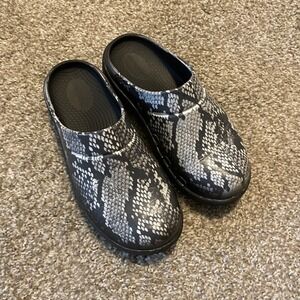 Oofos OOclogs snake print 7 casual workwear recovery shoes lightweight slip on